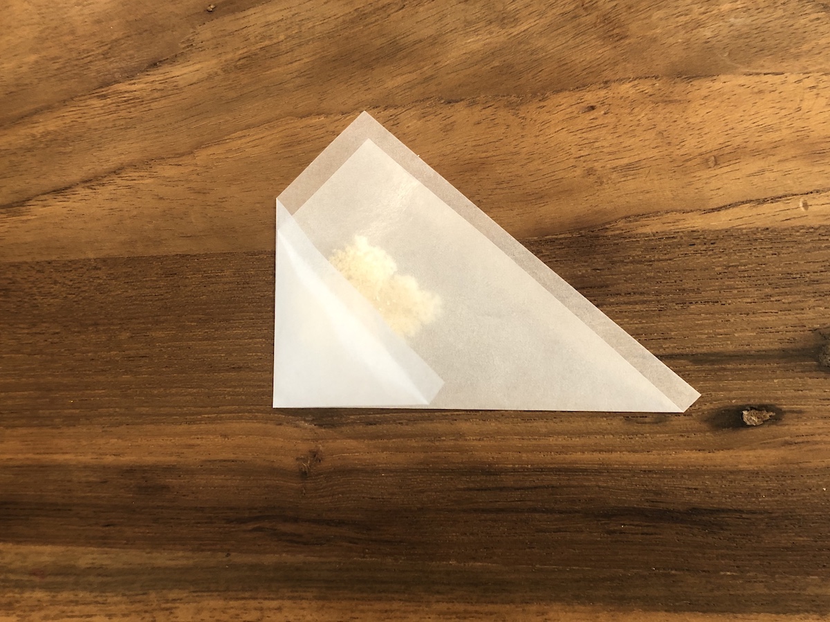 薬包紙の包み方 ③左右を折りたたむ
