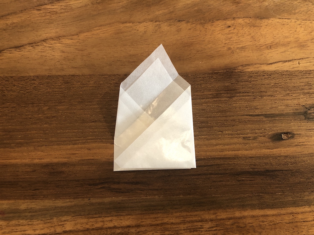 薬包紙の包み方　④先ほど折りたたんだ右側と平行になるように、上部を少し離して折る