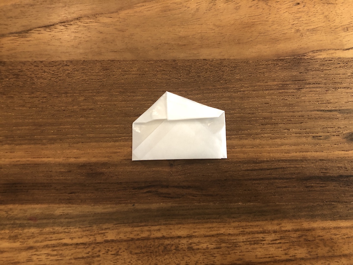 薬包紙の包み方　⑥端を山折りして、中に隠すように内側に入れる。