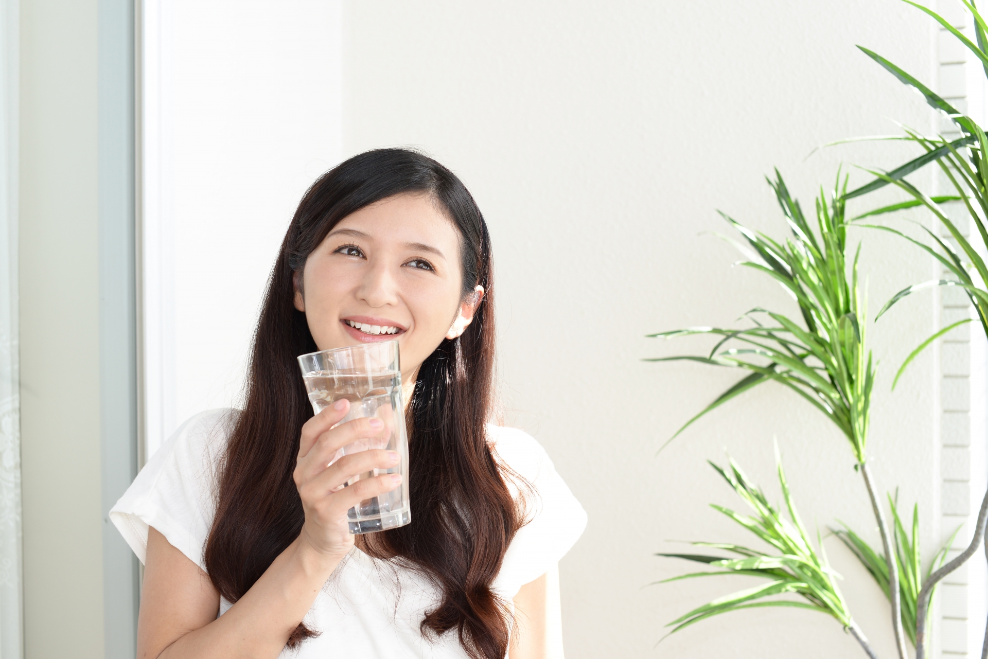 水を飲む女性